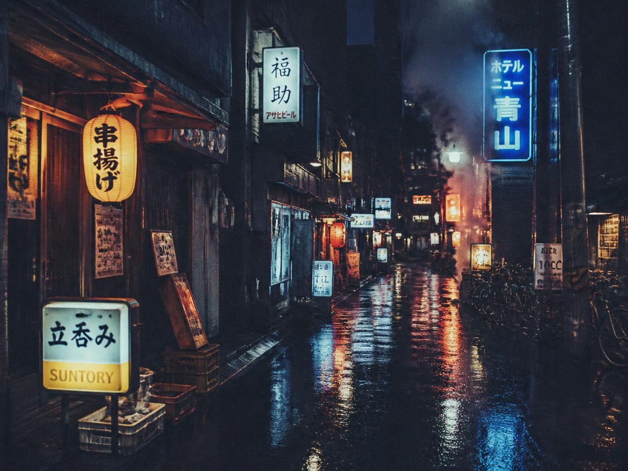 Rua estreita de Tóquio à noite depois da chuva, lanternas e letreiros refletidos no asfalto molhado